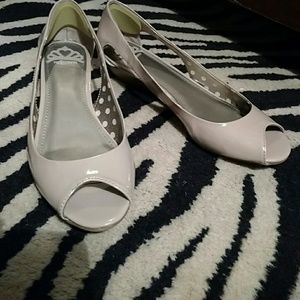 FERGALICIOUS-8.5M-NEW TAUPE FAUX LEATHER SHOES